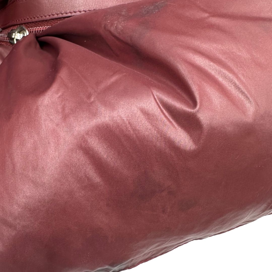 interno Chanel in nylon trapuntato nero, caratterizzata da design morbido e leggero con iconico motivo matelassé. Dotata di doppi manici imbottiti, tasca frontale con zip e dettagli argentati, di lusso, originale, ottime condizioni.
