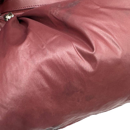 interno Chanel in nylon trapuntato nero, caratterizzata da design morbido e leggero con iconico motivo matelassé. Dotata di doppi manici imbottiti, tasca frontale con zip e dettagli argentati, di lusso, originale, ottime condizioni.