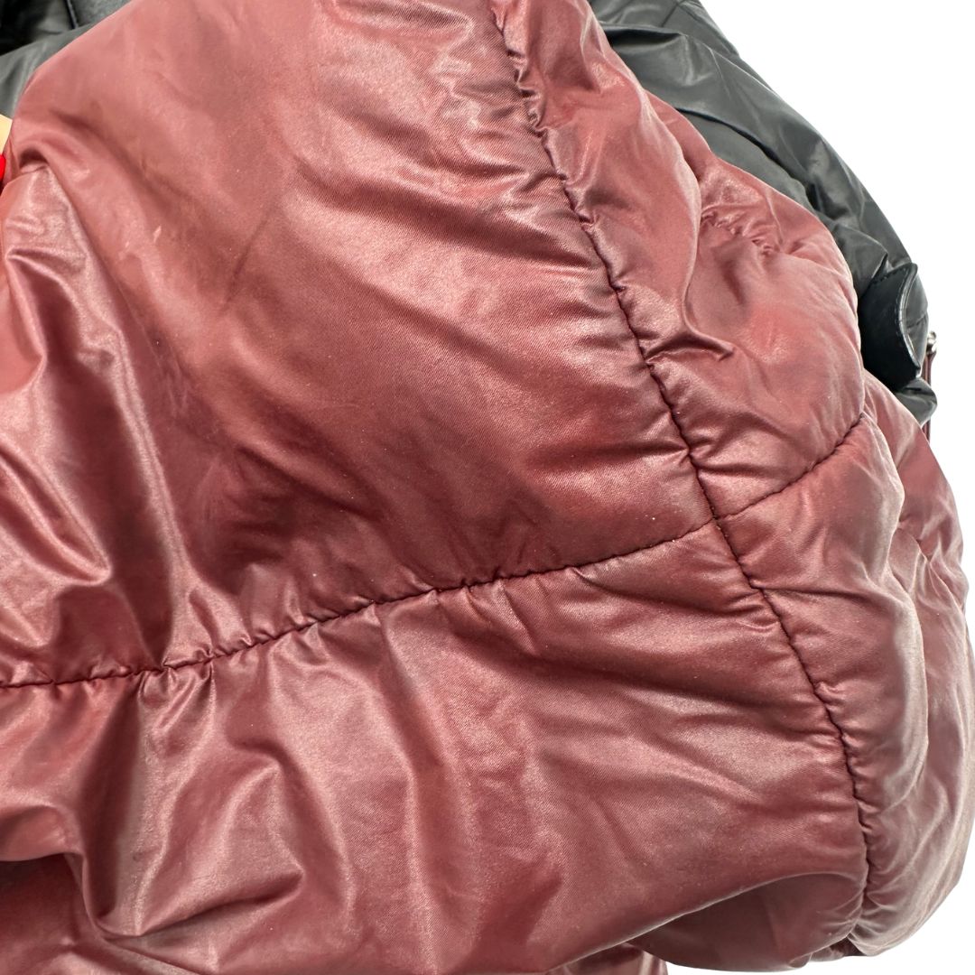 interno Chanel in nylon trapuntato nero, caratterizzata da design morbido e leggero con iconico motivo matelassé. Dotata di doppi manici imbottiti, tasca frontale con zip e dettagli argentati, di lusso, originale, ottime condizioni.