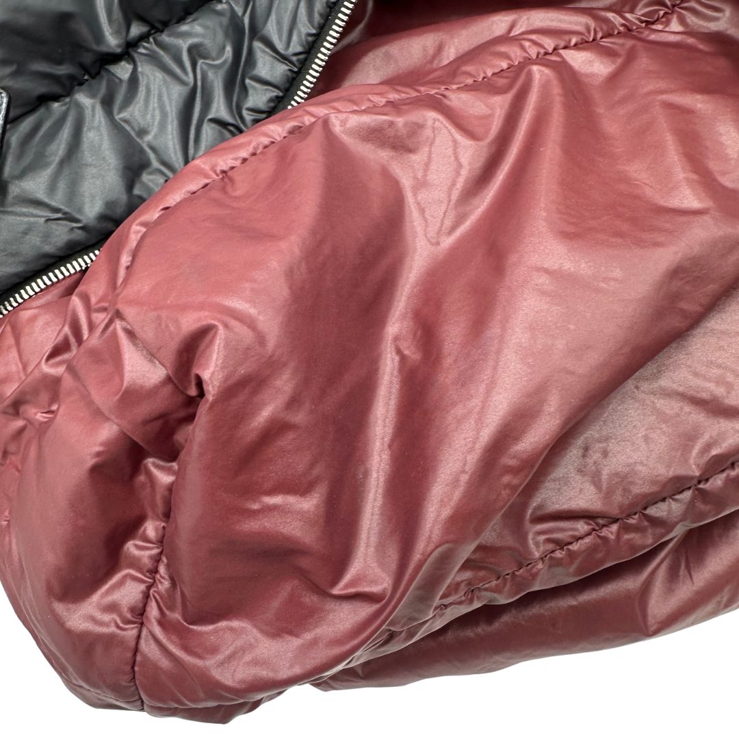 interno Chanel in nylon trapuntato nero, caratterizzata da design morbido e leggero con iconico motivo matelassé. Dotata di doppi manici imbottiti, tasca frontale con zip e dettagli argentati, di lusso, originale, ottime condizioni.
