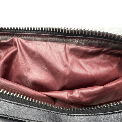 interno Chanel in nylon trapuntato nero, caratterizzata da design morbido e leggero con iconico motivo matelassé. Dotata di doppi manici imbottiti, tasca frontale con zip e dettagli argentati, di lusso, originale, ottime condizioni.