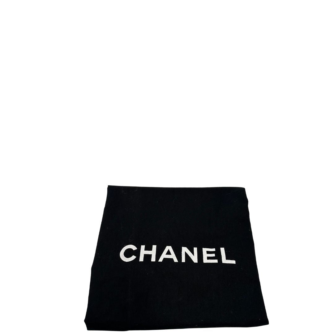dustbag  Chanel in nylon trapuntato nero, caratterizzata da design morbido e leggero con iconico motivo matelassé. Dotata di doppi manici imbottiti, tasca frontale con zip e dettagli argentati, di lusso, originale, ottime condizioni.