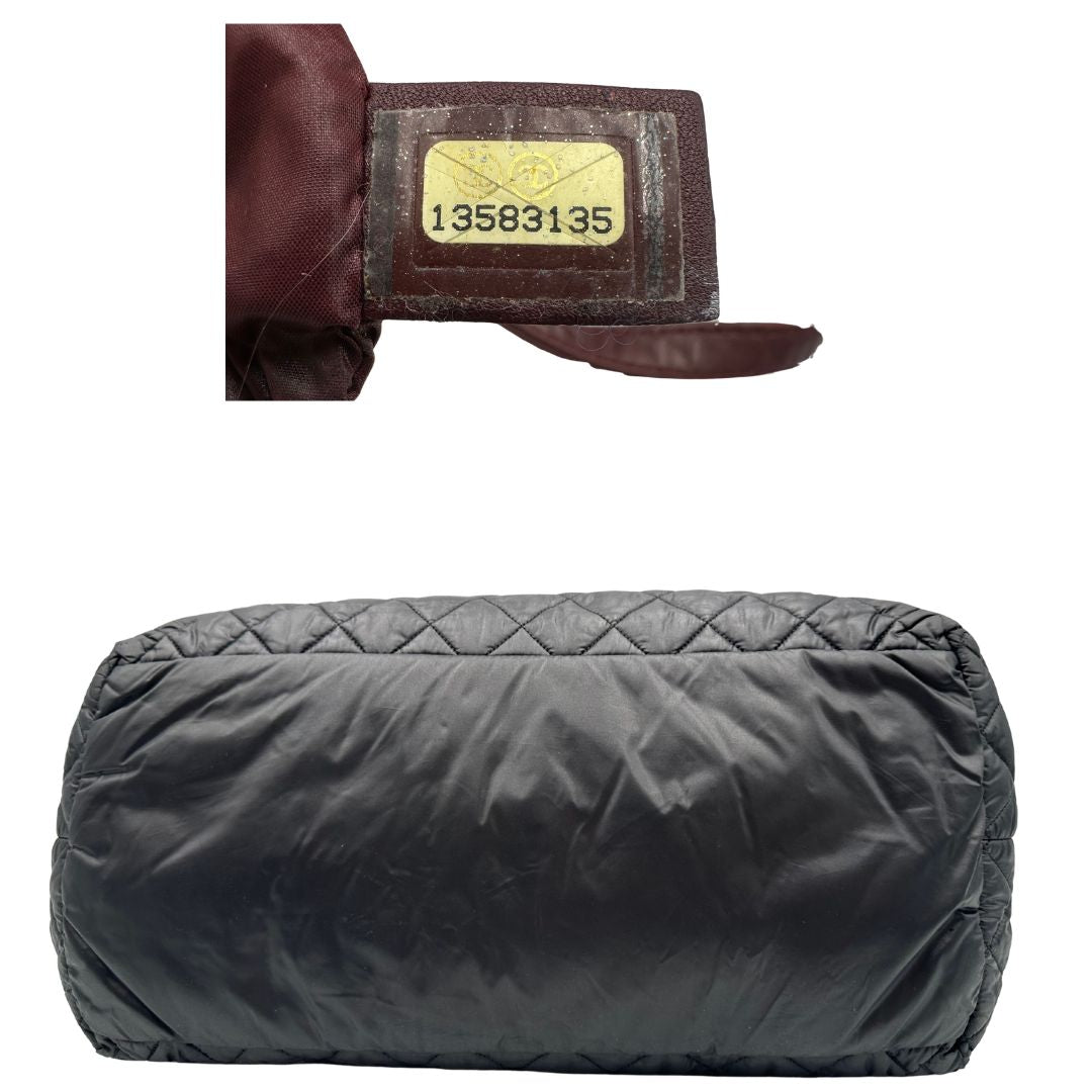 base Chanel in nylon trapuntato nero, caratterizzata da design morbido e leggero con iconico motivo matelassé. Dotata di doppi manici imbottiti, tasca frontale con zip e dettagli argentati, di lusso, originale, ottime condizioni. 