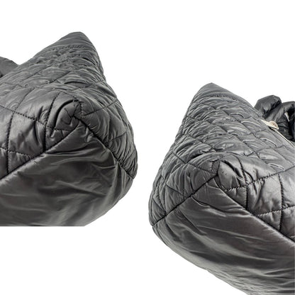 angoli Chanel in nylon trapuntato nero, caratterizzata da design morbido e leggero con iconico motivo matelassé. Dotata di doppi manici imbottiti, tasca frontale con zip e dettagli argentati, di lusso, originale, ottime condizioni. 