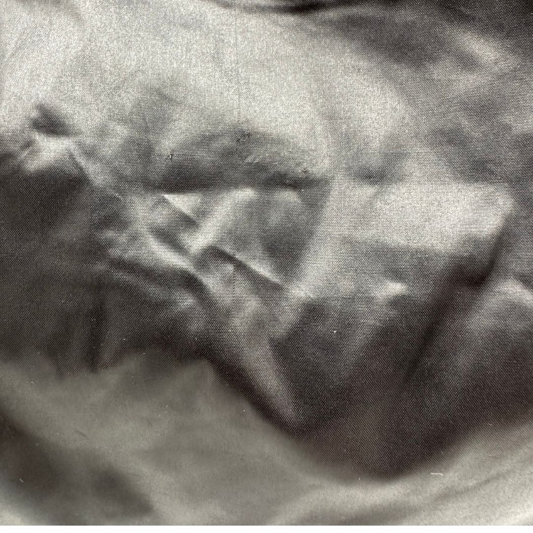 Chanel in nylon trapuntato nero, caratterizzata da design morbido e leggero con iconico motivo matelassé. Dotata di doppi manici imbottiti, tasca frontale con zip e dettagli argentati, di lusso, originale, ottime condizioni.