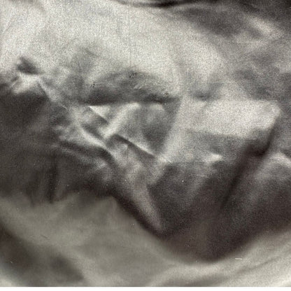 Chanel in nylon trapuntato nero, caratterizzata da design morbido e leggero con iconico motivo matelassé. Dotata di doppi manici imbottiti, tasca frontale con zip e dettagli argentati, di lusso, originale, ottime condizioni.