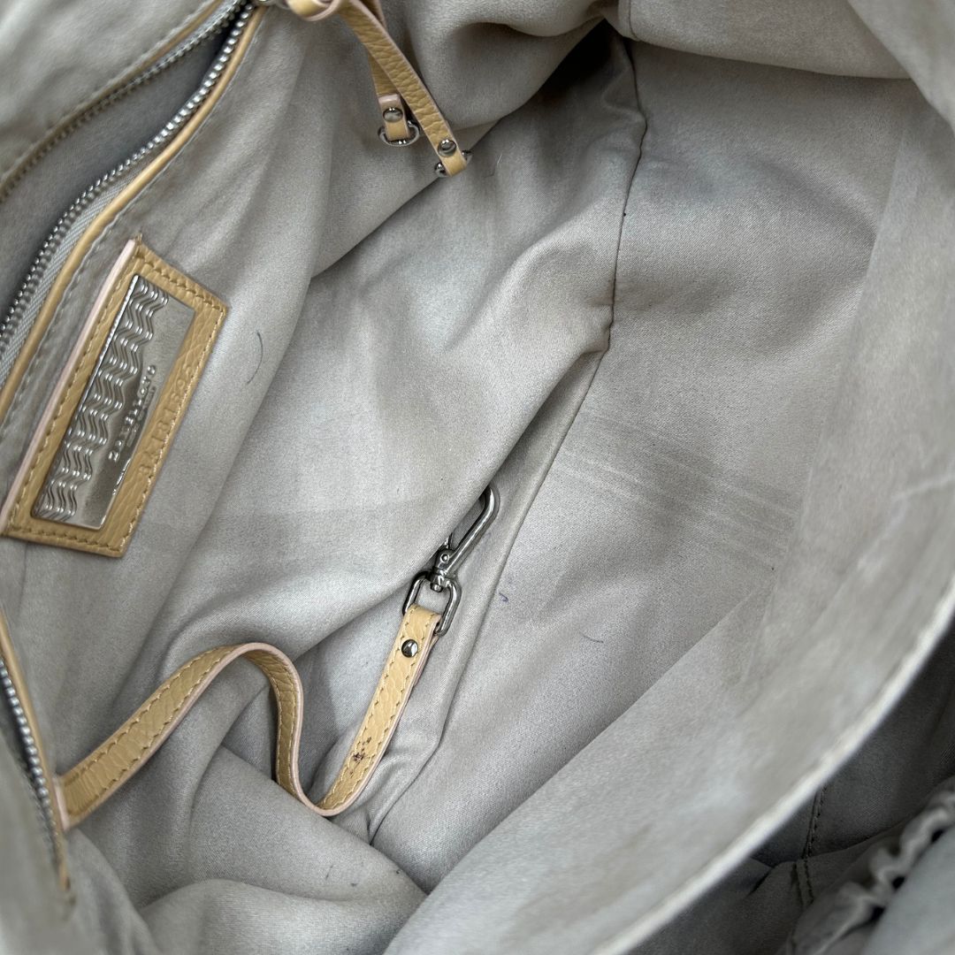 interno Postina M Zanellato beige munita di una tracolla amovibile e regolabile e un manico singolo, di lusso, originale, ottime condizioni, usata. 