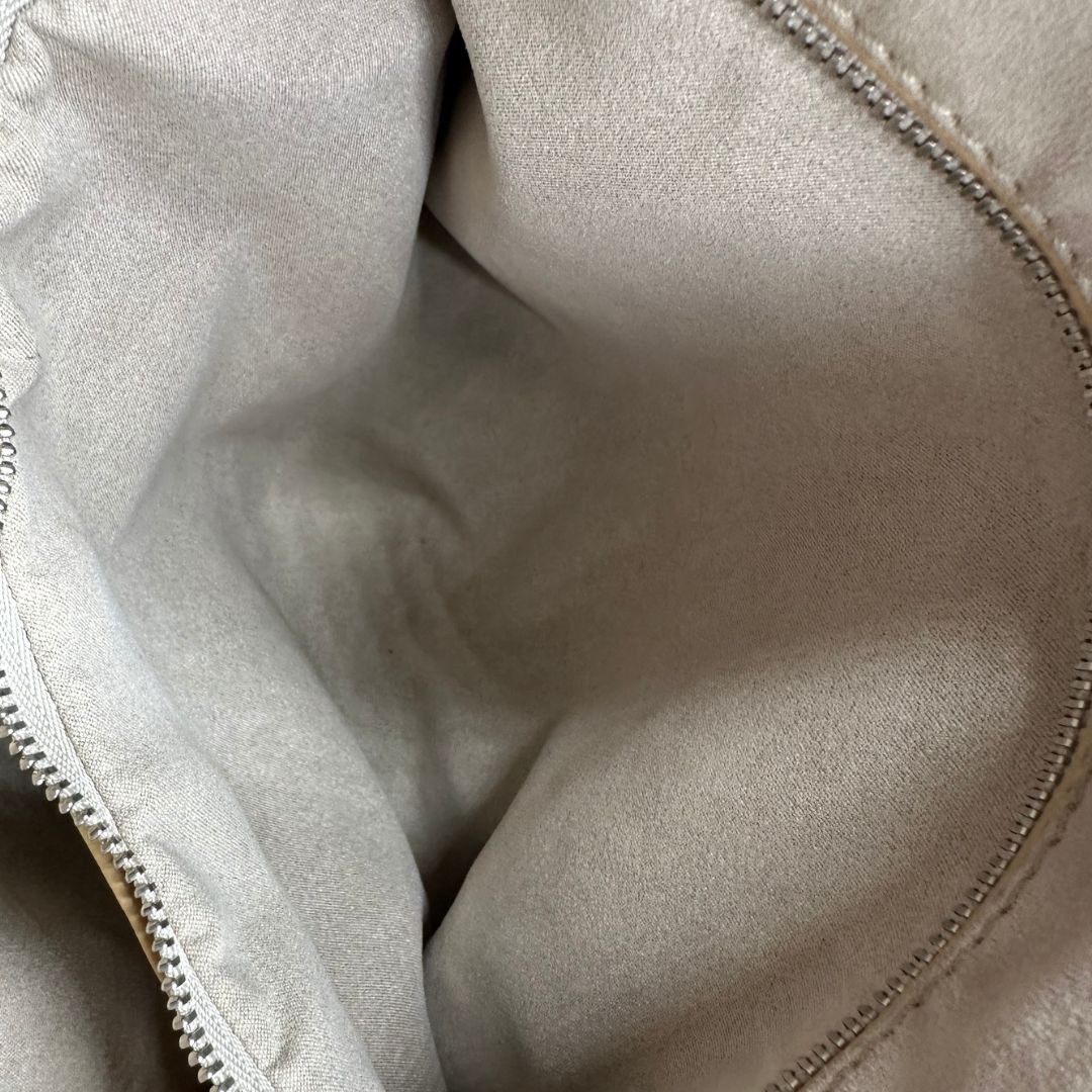 interno Postina M Zanellato beige munita di una tracolla amovibile e regolabile e un manico singolo, di lusso, originale, ottime condizioni, usata. 