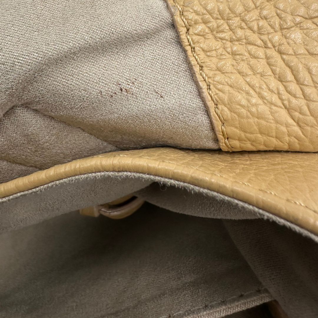 interno Postina M Zanellato beige munita di una tracolla amovibile e regolabile e un manico singolo, di lusso, originale, ottime condizioni, usata. 