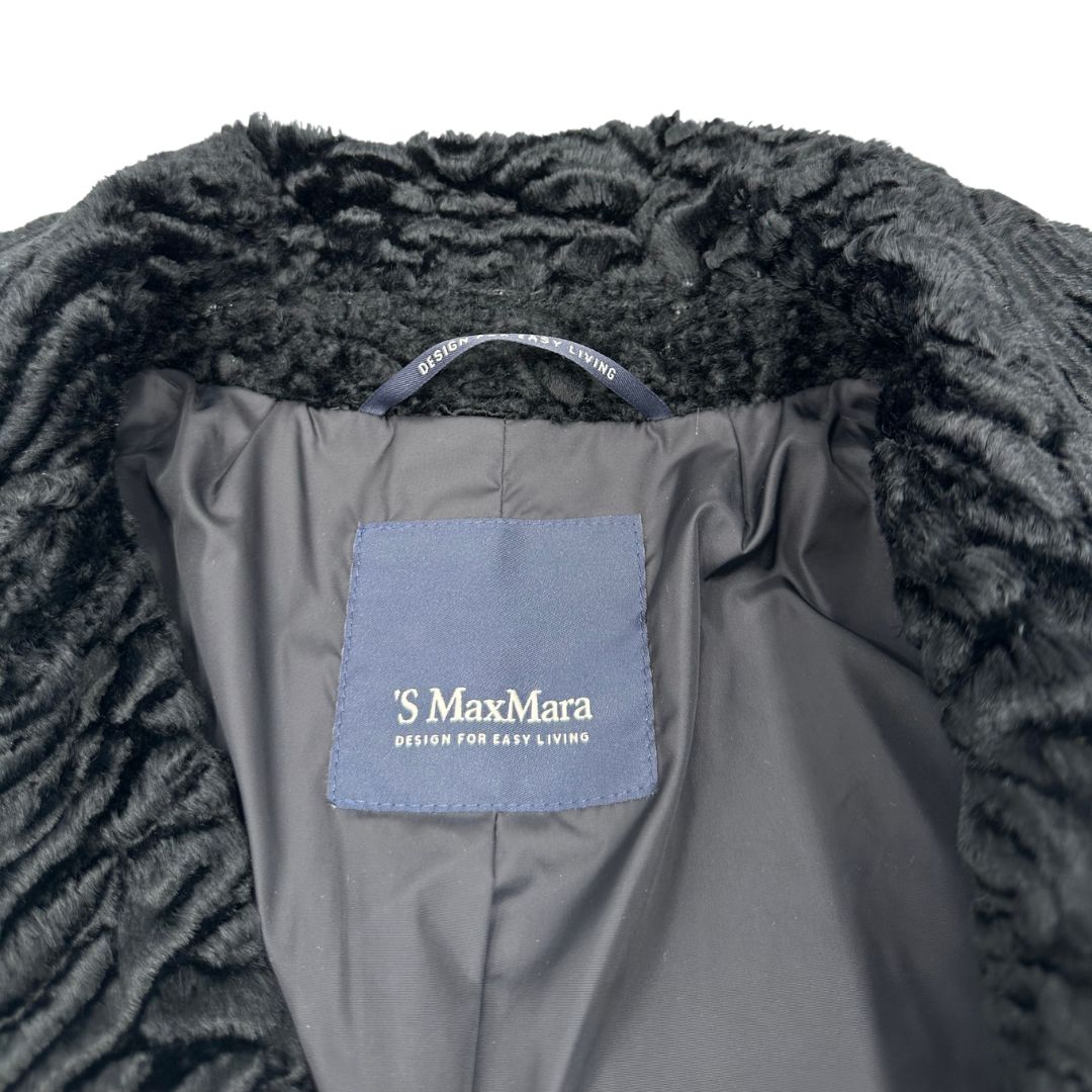 Cappotto Max Mara in pelliccia effetto astrakan nera, caratterizzato da texture ricca e sofisticata.