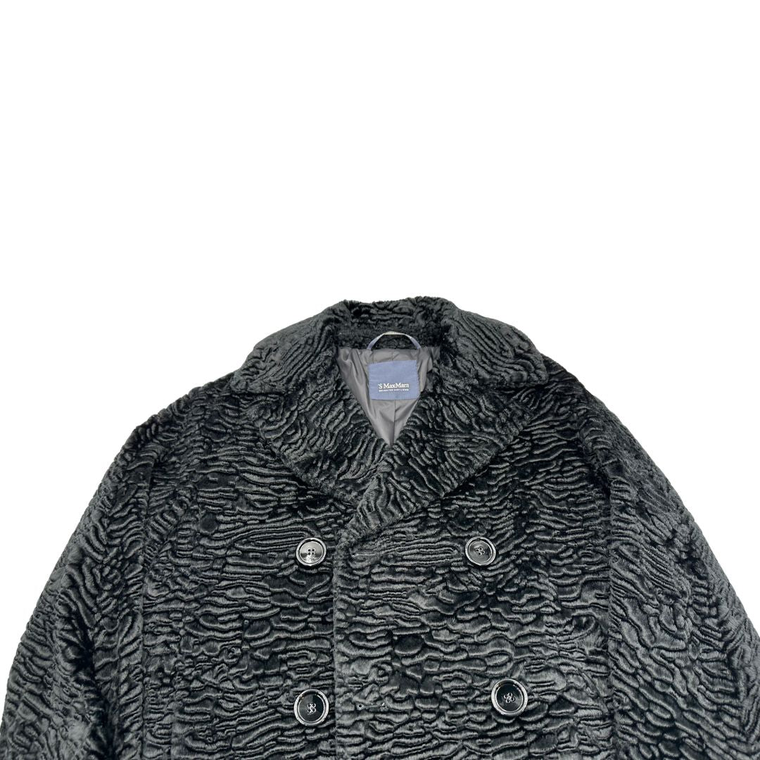 Cappotto Max Mara in pelliccia effetto astrakan nera, caratterizzato da texture ricca e sofisticata.