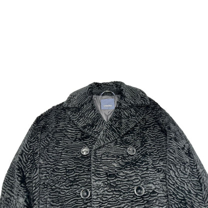 Cappotto Max Mara in pelliccia effetto astrakan nera, caratterizzato da texture ricca e sofisticata.