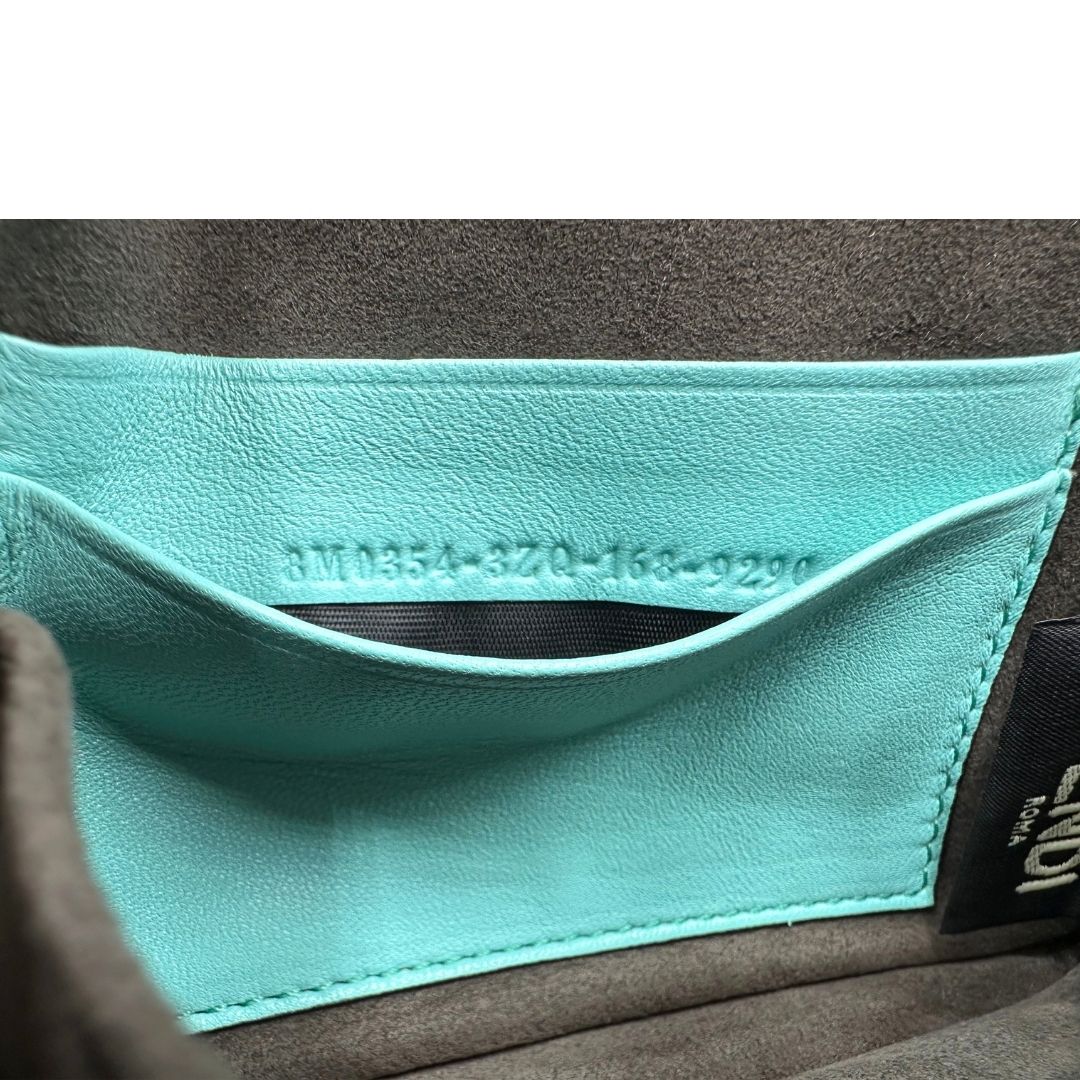 interno  Baguette Fendi Monster in pelle color turchese 