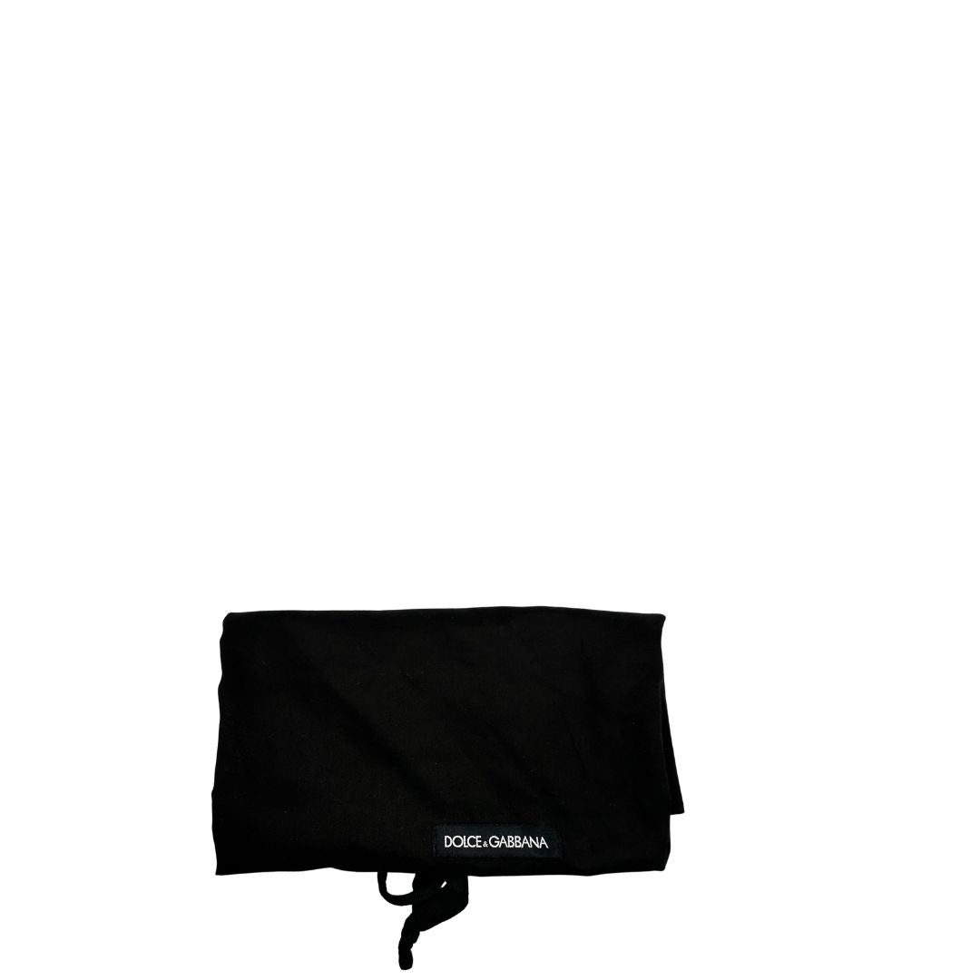 dustbag  Borsa secchiello Dolce & Gabbana in pelle martellata color cuoio, dal design morbido e sofisticato. Il modello è caratterizzato da chiusura con coulisse, dettagli metallici color oro e silhouette strutturata ma versatile.