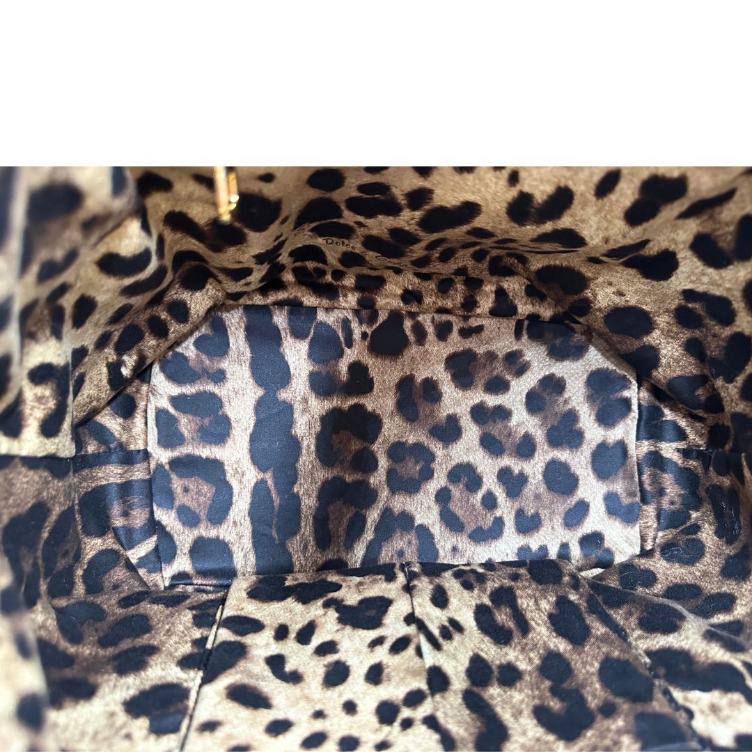 interno Borsa secchiello Dolce & Gabbana in pelle martellata color cuoio, dal design morbido e sofisticato. Il modello è caratterizzato da chiusura con coulisse, dettagli metallici color oro e silhouette strutturata ma versatile. 