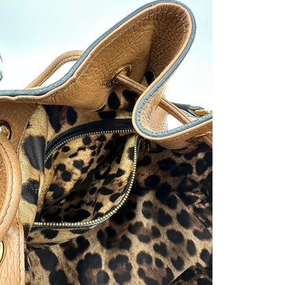 interno Borsa secchiello Dolce & Gabbana in pelle martellata color cuoio, dal design morbido e sofisticato. Il modello è caratterizzato da chiusura con coulisse, dettagli metallici color oro e silhouette strutturata ma versatile. 