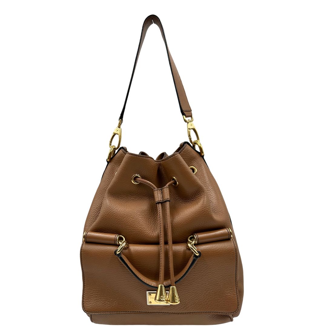 front  Borsa secchiello Dolce & Gabbana in pelle martellata color cuoio, dal design morbido e sofisticato. Il modello è caratterizzato da chiusura con coulisse, dettagli metallici color oro e silhouette strutturata ma versatile.