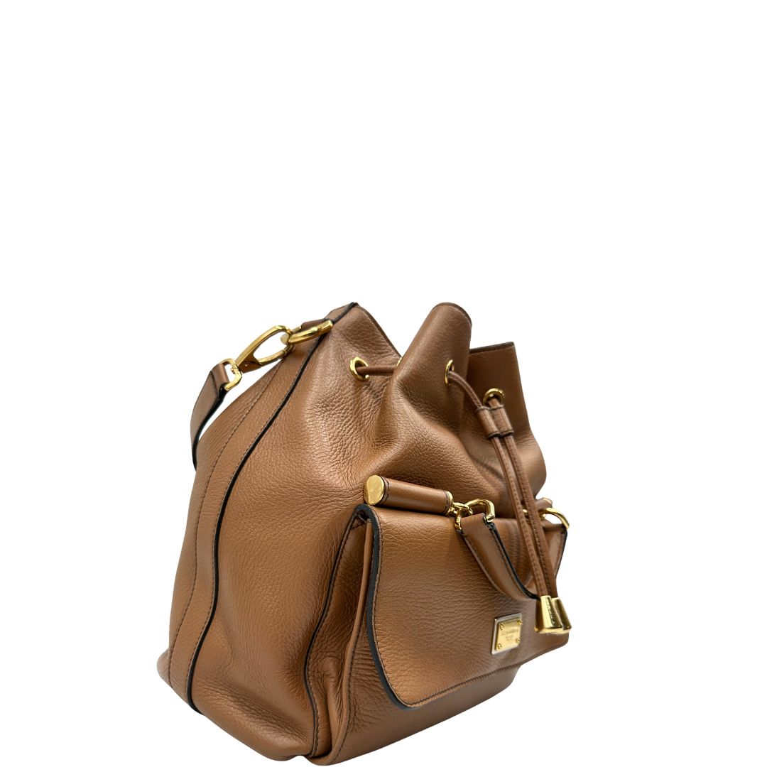 lato Borsa secchiello Dolce & Gabbana in pelle martellata color cuoio, dal design morbido e sofisticato. Il modello è caratterizzato da chiusura con coulisse, dettagli metallici color oro e silhouette strutturata ma versatile. 