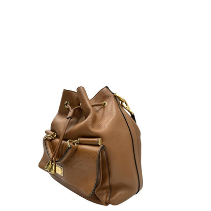 lato Borsa secchiello Dolce & Gabbana in pelle martellata color cuoio, dal design morbido e sofisticato. Il modello è caratterizzato da chiusura con coulisse, dettagli metallici color oro e silhouette strutturata ma versatile. 