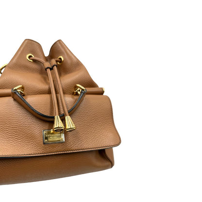 Borsa secchiello Dolce & Gabbana in pelle martellata color cuoio, dal design morbido e sofisticato. Il modello è caratterizzato da chiusura con coulisse, dettagli metallici color oro e silhouette strutturata ma versatile.