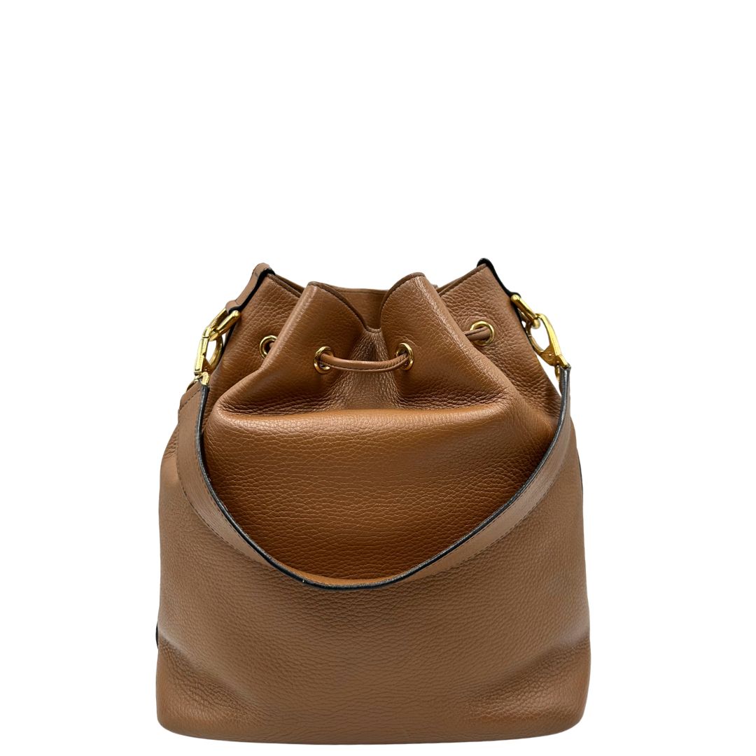 retro Borsa secchiello Dolce & Gabbana in pelle martellata color cuoio, dal design morbido e sofisticato. Il modello è caratterizzato da chiusura con coulisse, dettagli metallici color oro e silhouette strutturata ma versatile. 