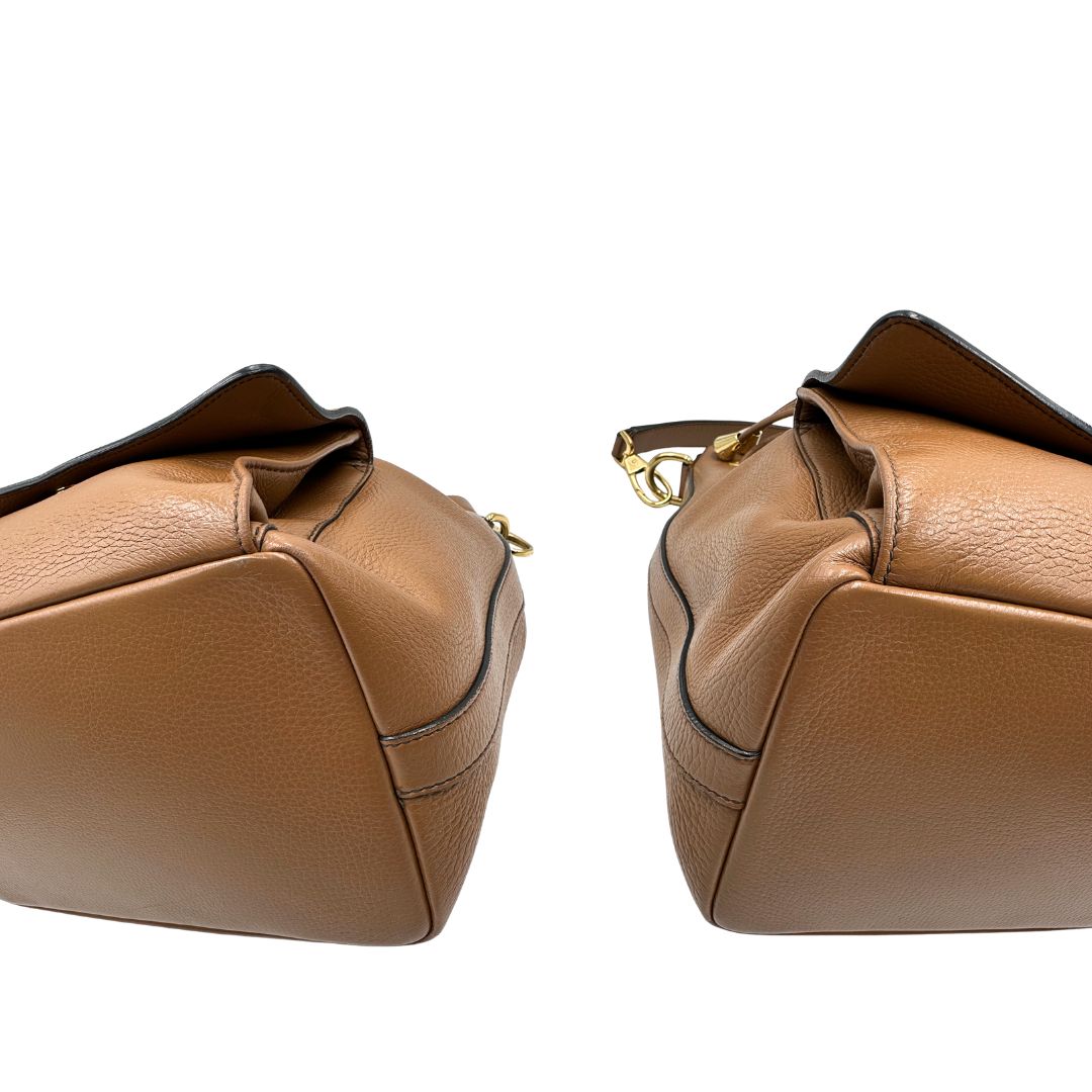 angoliBorsa secchiello Dolce & Gabbana in pelle martellata color cuoio, dal design morbido e sofisticato. Il modello è caratterizzato da chiusura con coulisse, dettagli metallici color oro e silhouette strutturata ma versatile. 