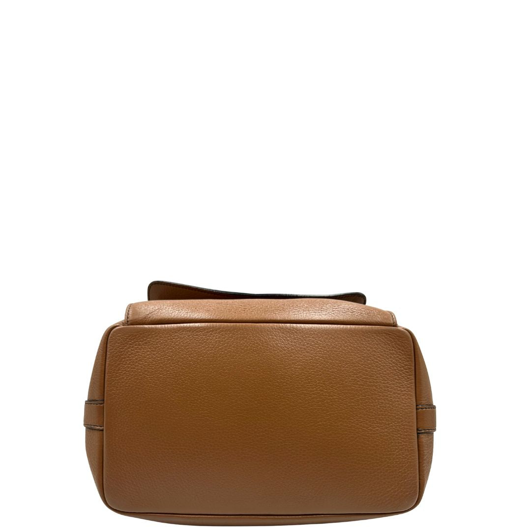 base Borsa secchiello Dolce & Gabbana in pelle martellata color cuoio, dal design morbido e sofisticato. Il modello è caratterizzato da chiusura con coulisse, dettagli metallici color oro e silhouette strutturata ma versatile. 