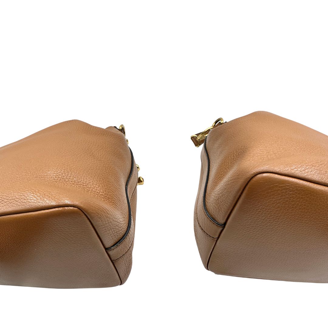 angoli Borsa secchiello Dolce & Gabbana in pelle martellata color cuoio, dal design morbido e sofisticato. Il modello è caratterizzato da chiusura con coulisse, dettagli metallici color oro e silhouette strutturata ma versatile. 