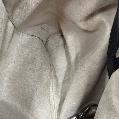 Interno di una postina M Zanellato nera munita di una tracolla amovibile e regolabile e un manico singolo, morbida e capiente, usata, originale, second hand, in ottime condizioni.