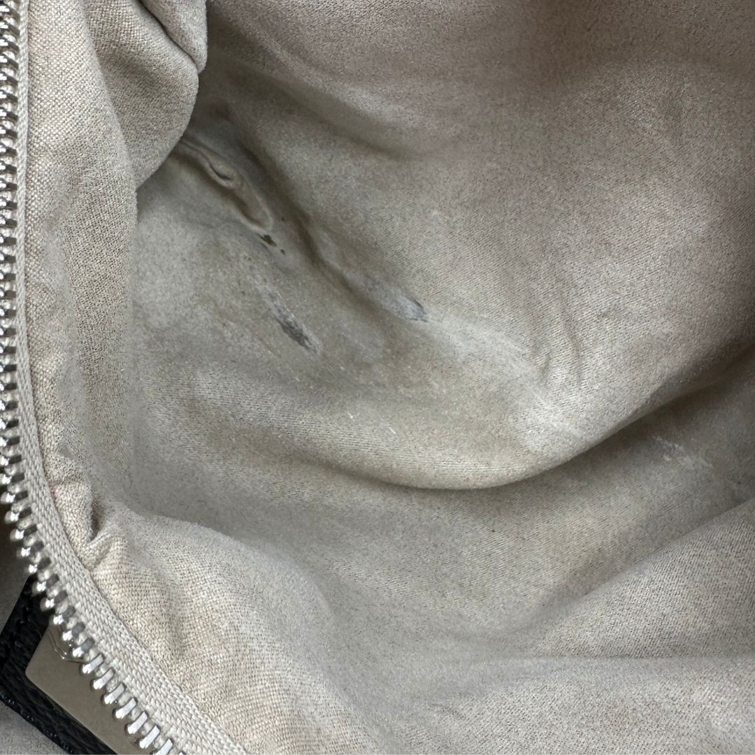 Interno di una postina M Zanellato nera munita di una tracolla amovibile e regolabile e un manico singolo, morbida e capiente, usata, originale, second hand, in ottime condizioni.