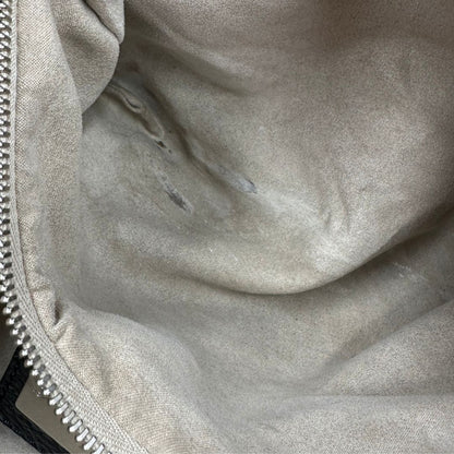 Interno di una postina M Zanellato nera munita di una tracolla amovibile e regolabile e un manico singolo, morbida e capiente, usata, originale, second hand, in ottime condizioni.