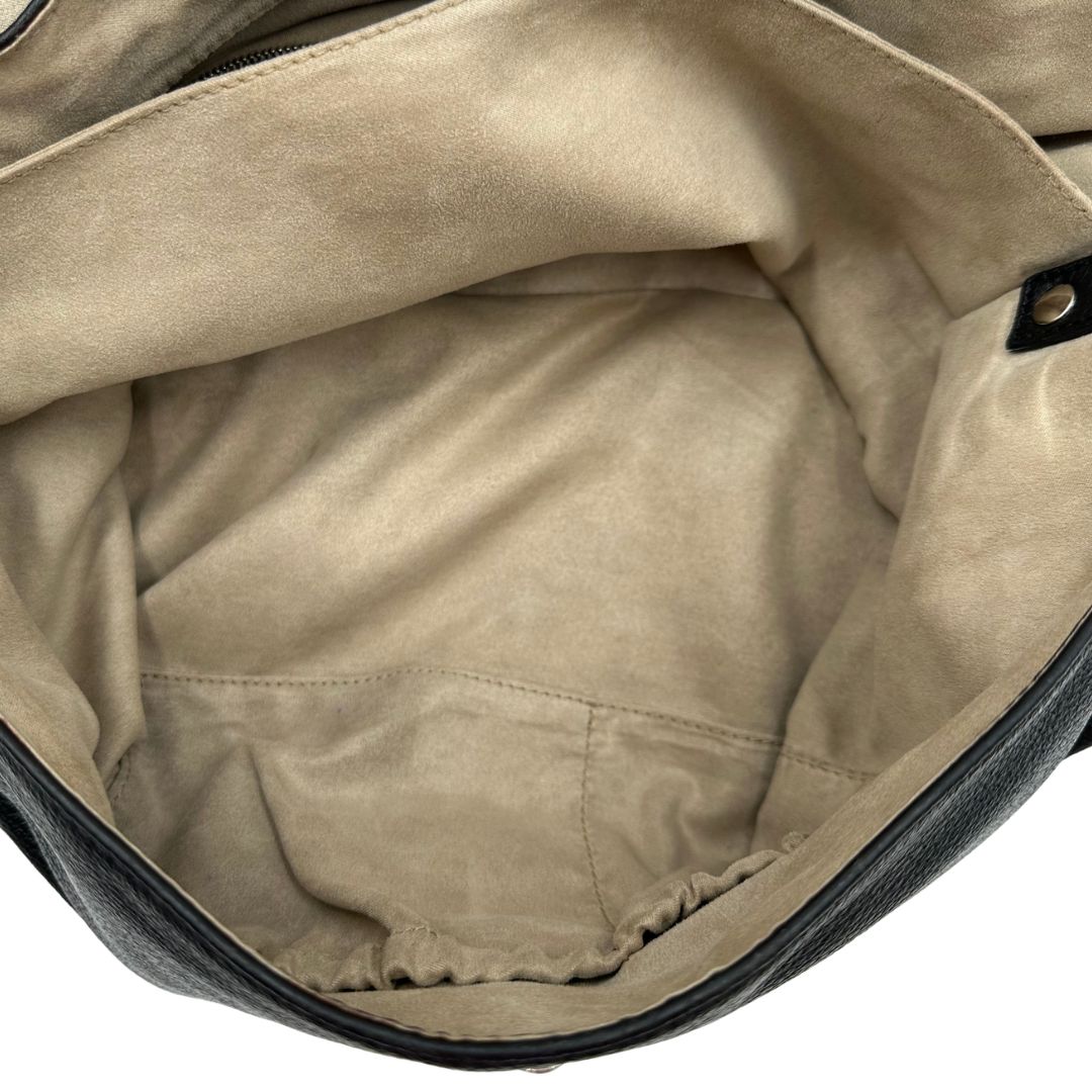 Interno di una postina M Zanellato nera munita di una tracolla amovibile e regolabile e un manico singolo, morbida e capiente, usata, originale, second hand, in ottime condizioni.