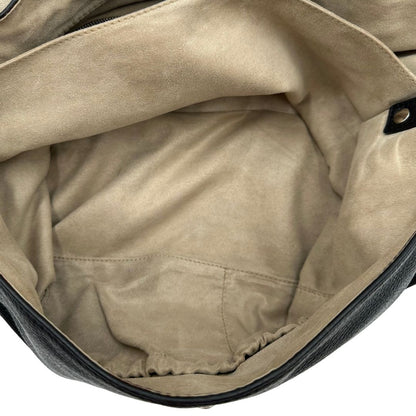 Interno di una postina M Zanellato nera munita di una tracolla amovibile e regolabile e un manico singolo, morbida e capiente, usata, originale, second hand, in ottime condizioni.