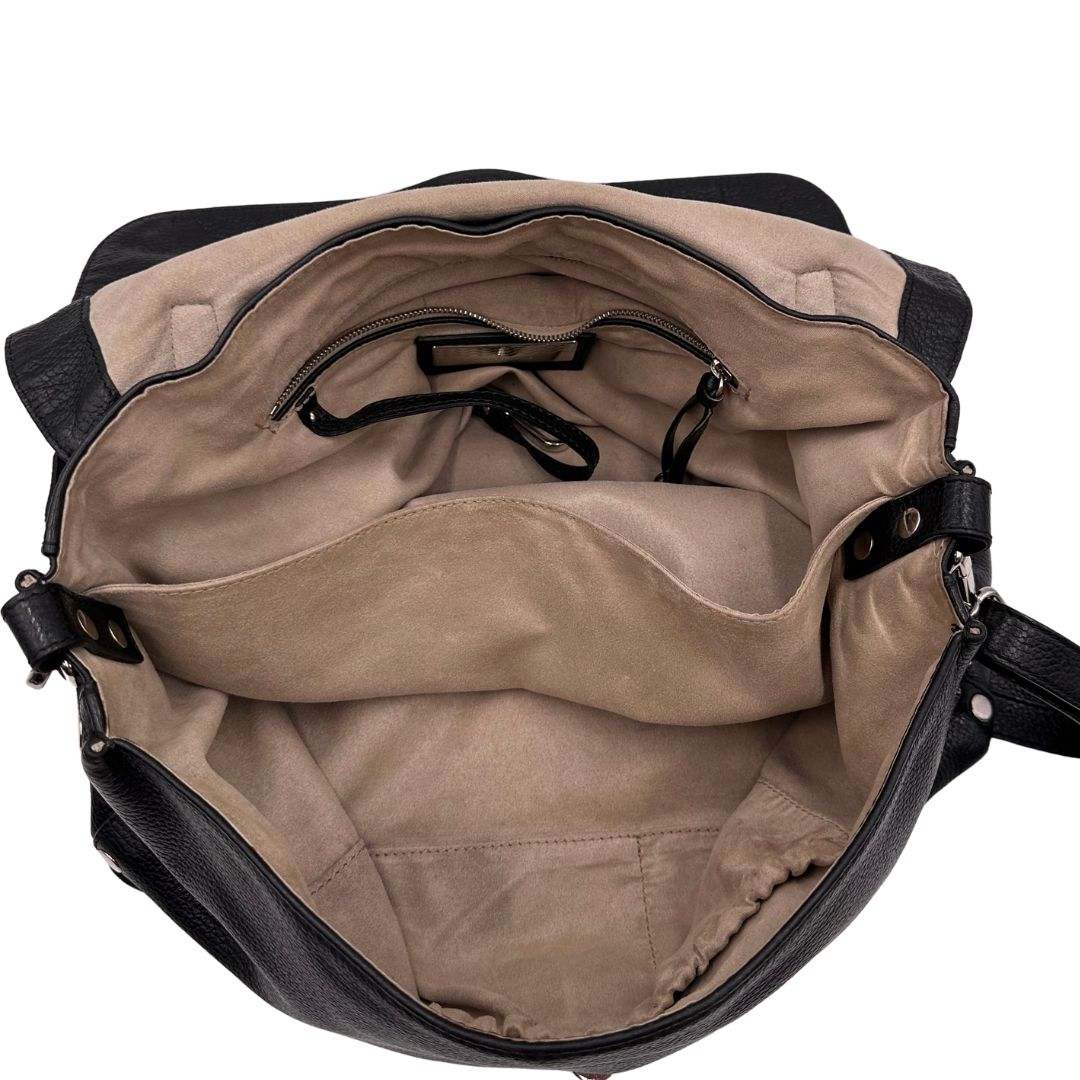 Interno di una postina M Zanellato nera munita di una tracolla amovibile e regolabile e un manico singolo, morbida e capiente, usata, originale, second hand, in ottime condizioni.