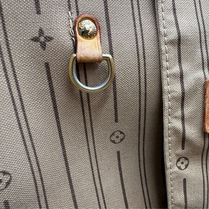 interno Louis Vuitton Neverfull nella versione GM in canvas monogram. Indossabile a spalla, di lusso, originale, ottime condizioni.