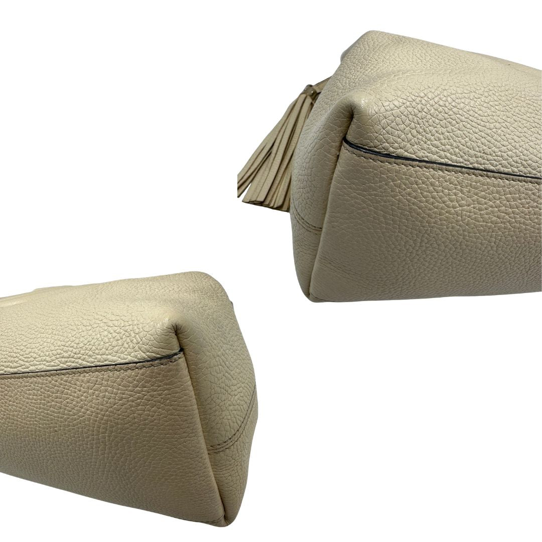 angoli Borsa Gucci in pelle color bianco avorio munita di doppi manici, indossabile a spalla, di lusso, originale, ottime condizioni, usata. 
