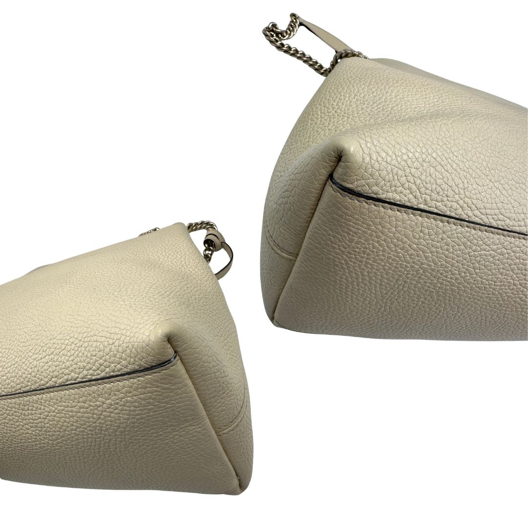 angoli Borsa Gucci in pelle color bianco avorio munita di doppi manici, indossabile a spalla, di lusso, originale, ottime condizioni, usata. 