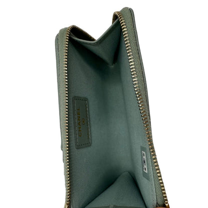  Portafoglio classico Chanel realizzato in pelle matelassé color azzurro polvere con logo CC sul front, di lusso, originale, ottime condizioni