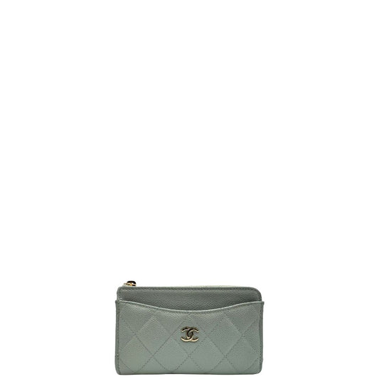  Portafoglio classico Chanel realizzato in pelle matelassé color azzurro polvere con logo CC sul front, di lusso, originale, ottime condizioni