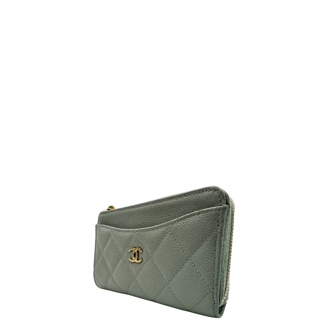  Portafoglio classico Chanel realizzato in pelle matelassé color azzurro polvere con logo CC sul front, di lusso, originale, ottime condizioni
