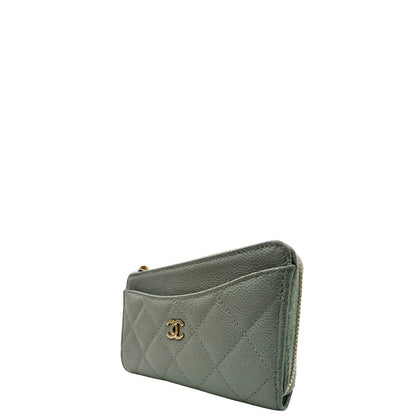  Portafoglio classico Chanel realizzato in pelle matelassé color azzurro polvere con logo CC sul front, di lusso, originale, ottime condizioni