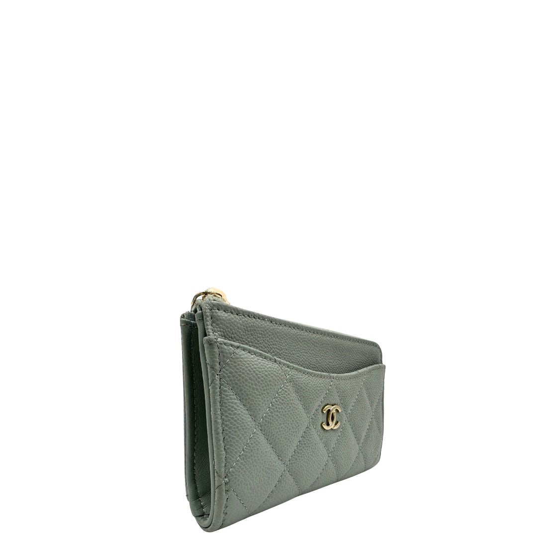  Portafoglio classico Chanel realizzato in pelle matelassé color azzurro polvere con logo CC sul front, di lusso, originale, ottime condizioni