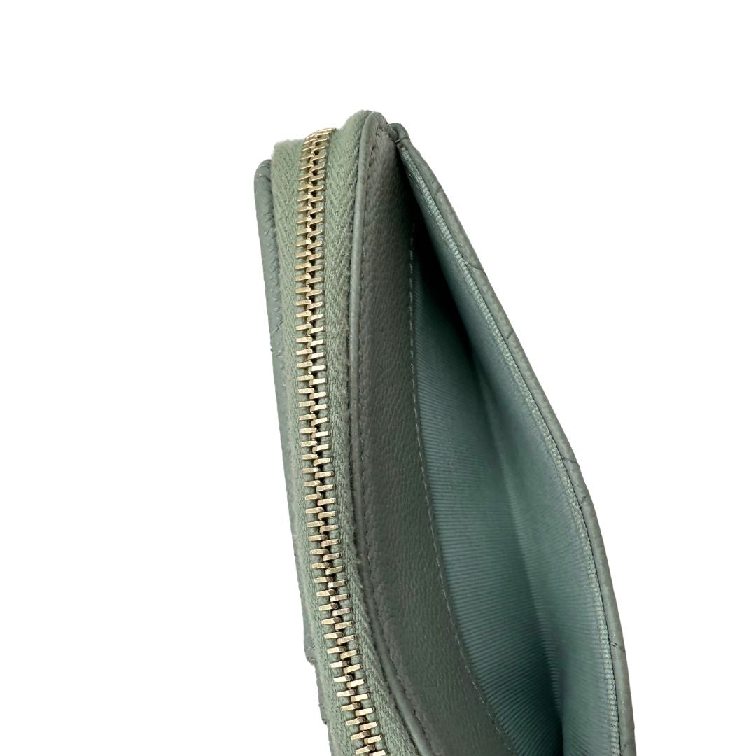  Portafoglio classico Chanel realizzato in pelle matelassé color azzurro polvere con logo CC sul front, di lusso, originale, ottime condizioni