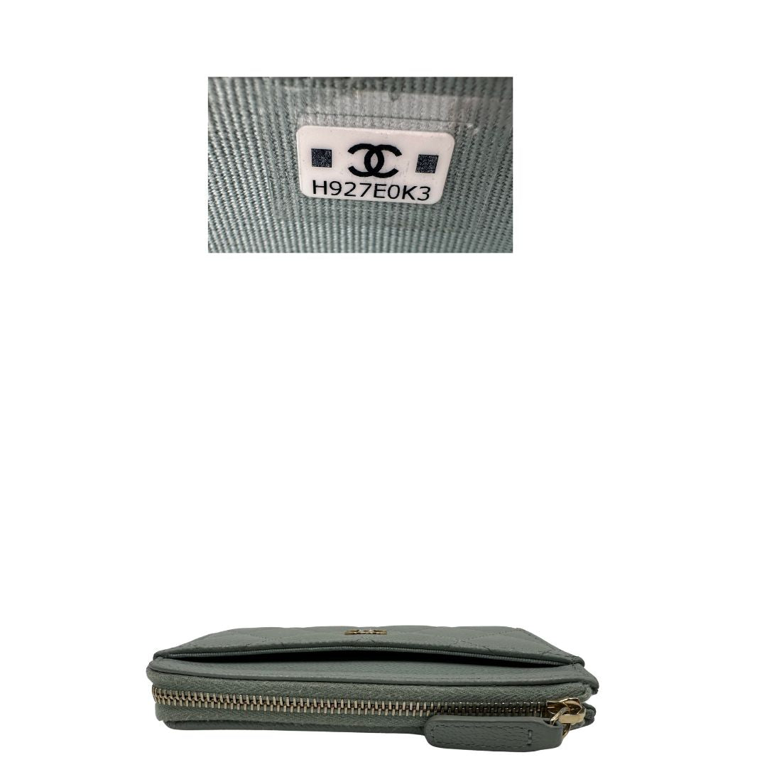  Portafoglio classico Chanel realizzato in pelle matelassé color azzurro polvere con logo CC sul front, di lusso, originale, ottime condizioni