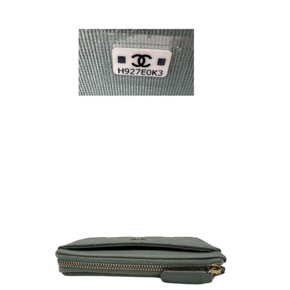  Portafoglio classico Chanel realizzato in pelle matelassé color azzurro polvere con logo CC sul front, di lusso, originale, ottime condizioni