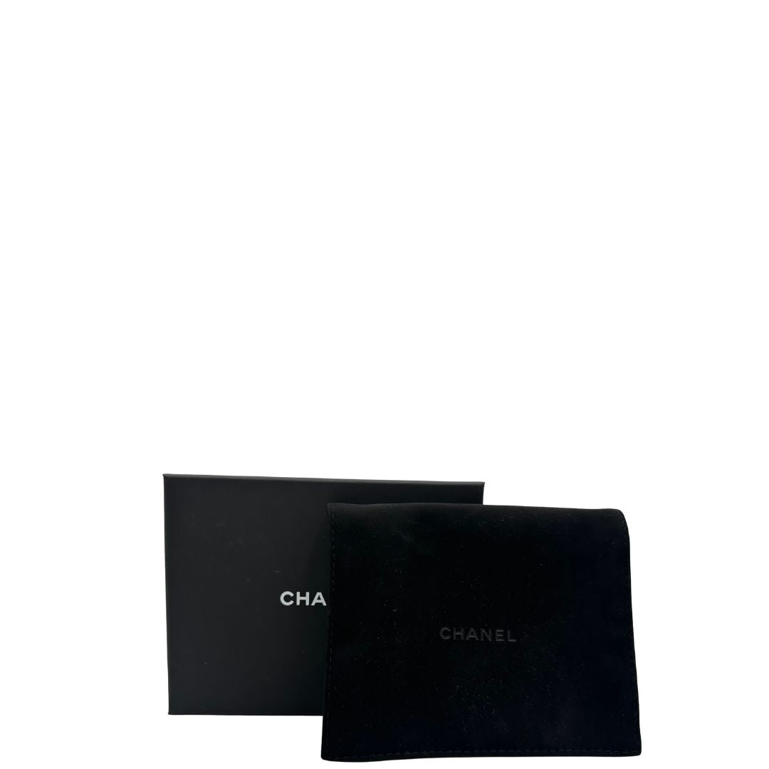  Portafoglio classico Chanel realizzato in pelle matelassé color azzurro polvere con logo CC sul front, di lusso, originale, ottime condizioni