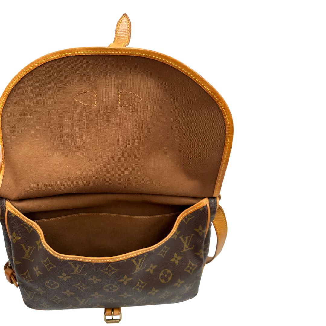 interno  Borsa Saumur LV monogram nella misura 30 realizzata in canvas monogram e finiture in vacchetta naturale, di lusso, originale, ottime condizioni, usata. 