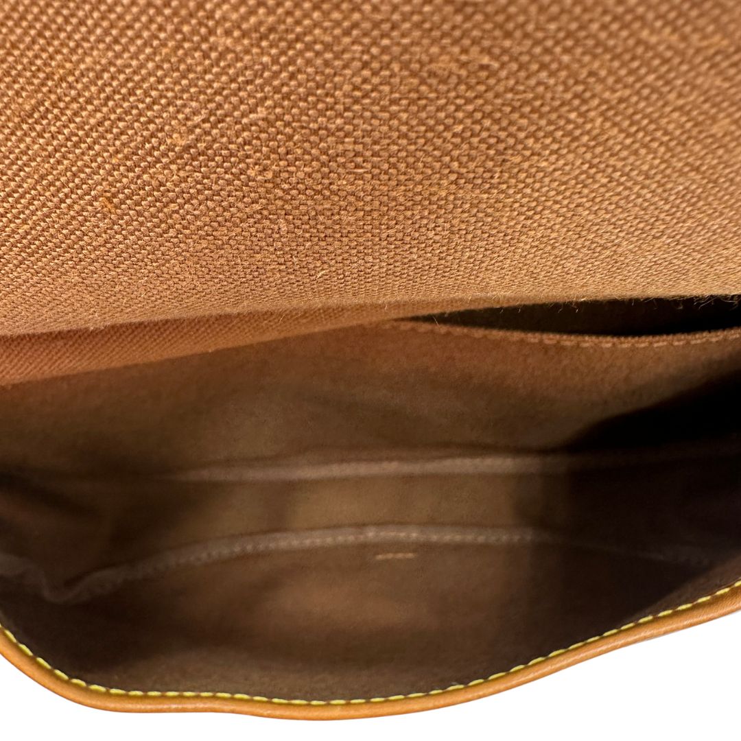 interno Borsa Saumur LV monogram nella misura 30 realizzata in canvas monogram e finiture in vacchetta naturale, di lusso, originale, ottime condizioni, usata. 