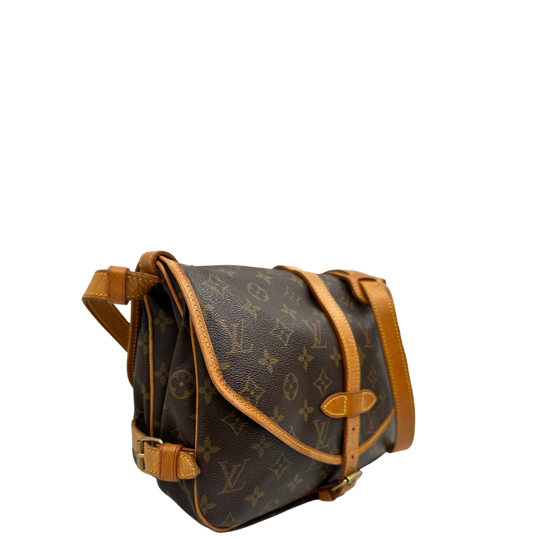 lato  Borsa Saumur LV monogram nella misura 30 realizzata in canvas monogram e finiture in vacchetta naturale, di lusso, originale, ottime condizioni, usata.