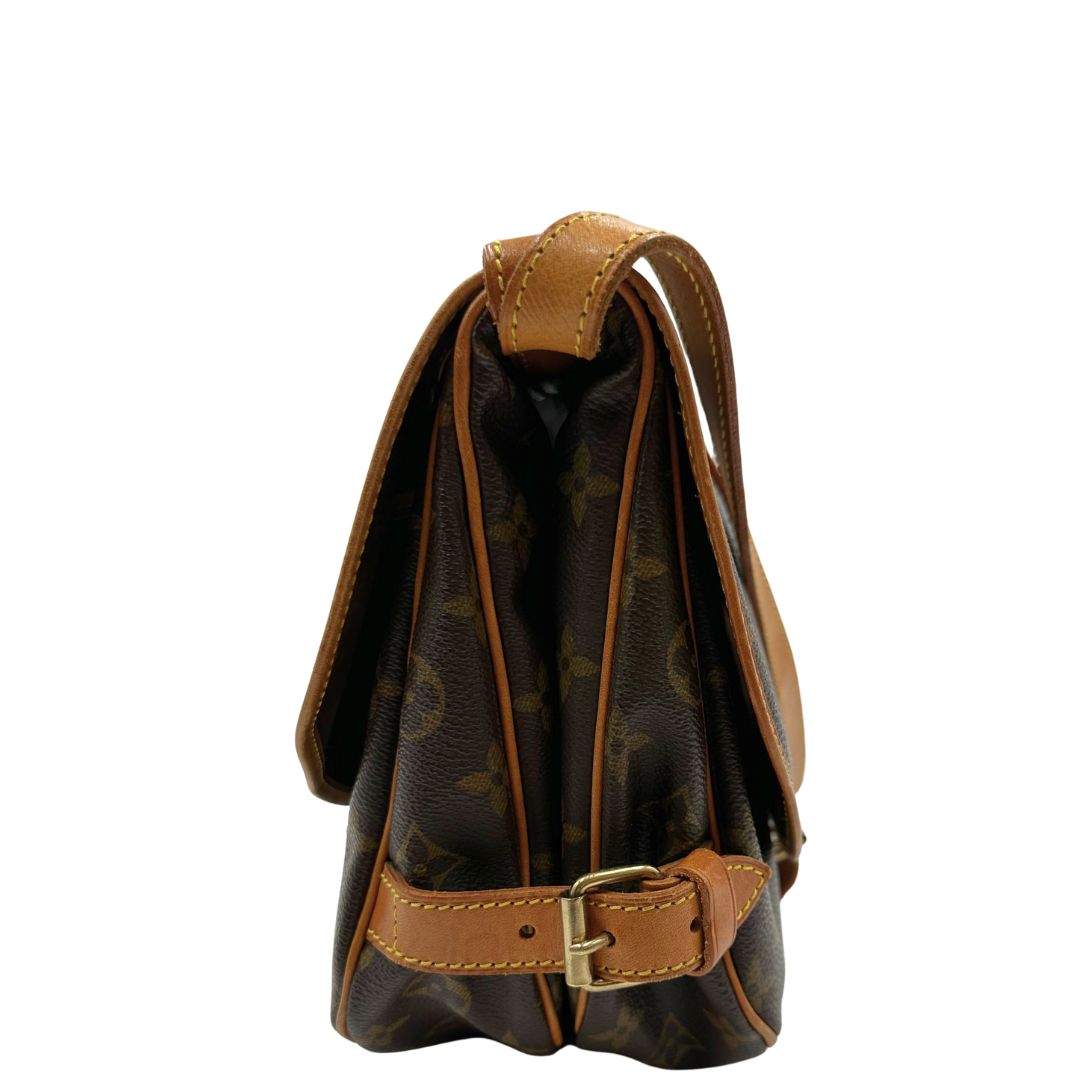 lato  Borsa Saumur LV monogram nella misura 30 realizzata in canvas monogram e finiture in vacchetta naturale, di lusso, originale, ottime condizioni, usata.